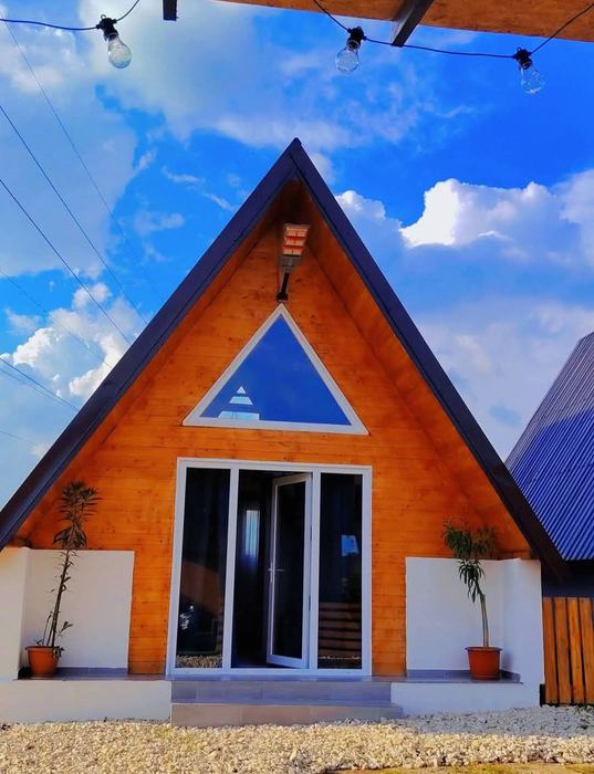 Fațada unei cabane A-Frame